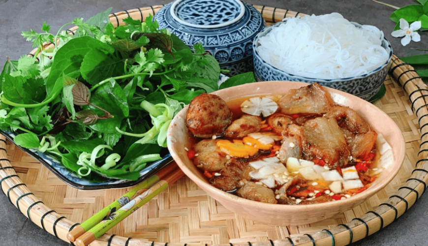 Top 10 Must-Try Vietnamese Street Foods