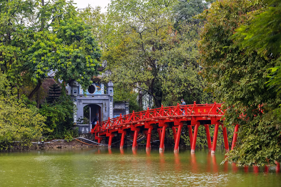 Hoan Kiem Lake – Family Walks and Cultural Fun in Hanoi