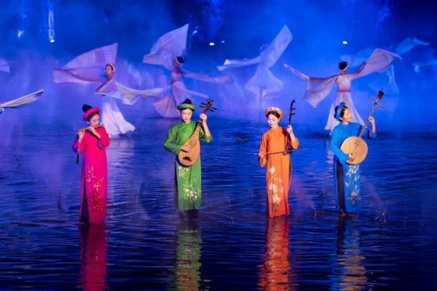 folk instruments and expressive movements in the The Quintessence of Tonkin Show.