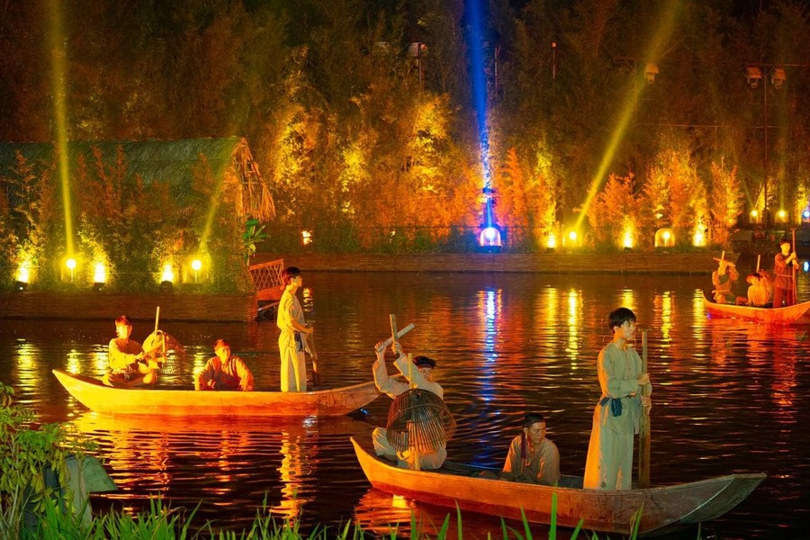 The Quintessence of Tonkin Show fuses contemporary stagecraft with timeless Vietnamese cultural traditions.