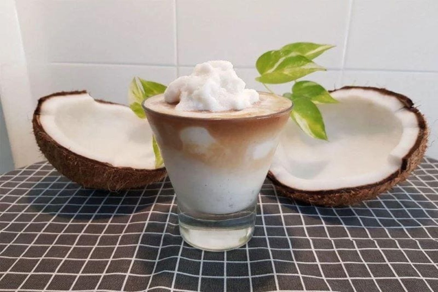 Cà Phê Cốt Dừa, a Vietnamese Coffee drink blended with coconut milk 