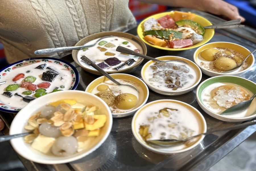 Che - A Colorful Street Food Dessert