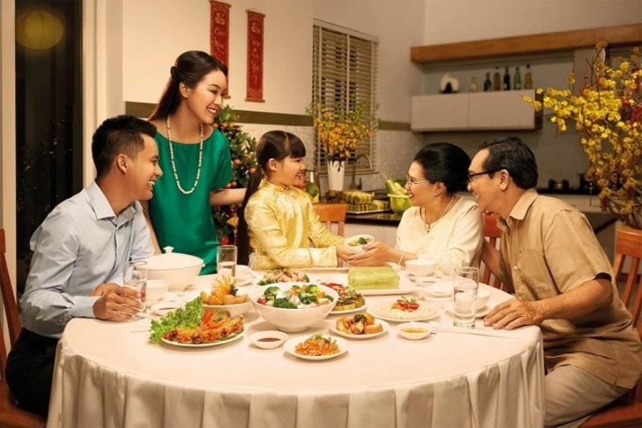 Waiting for elders to eat first reflects Vietnamese dining etiquette