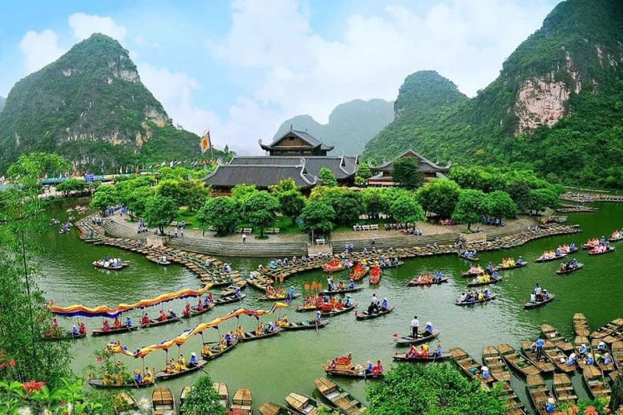 Trang An, Vietnam World Heritage Site: karst peaks, scenic rivers