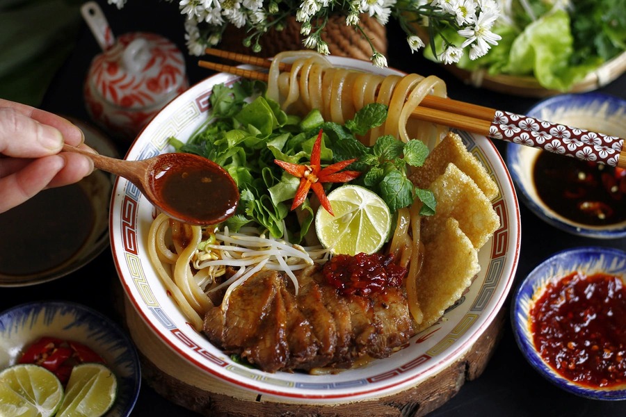 cao lau - Vietnamese Cuisine