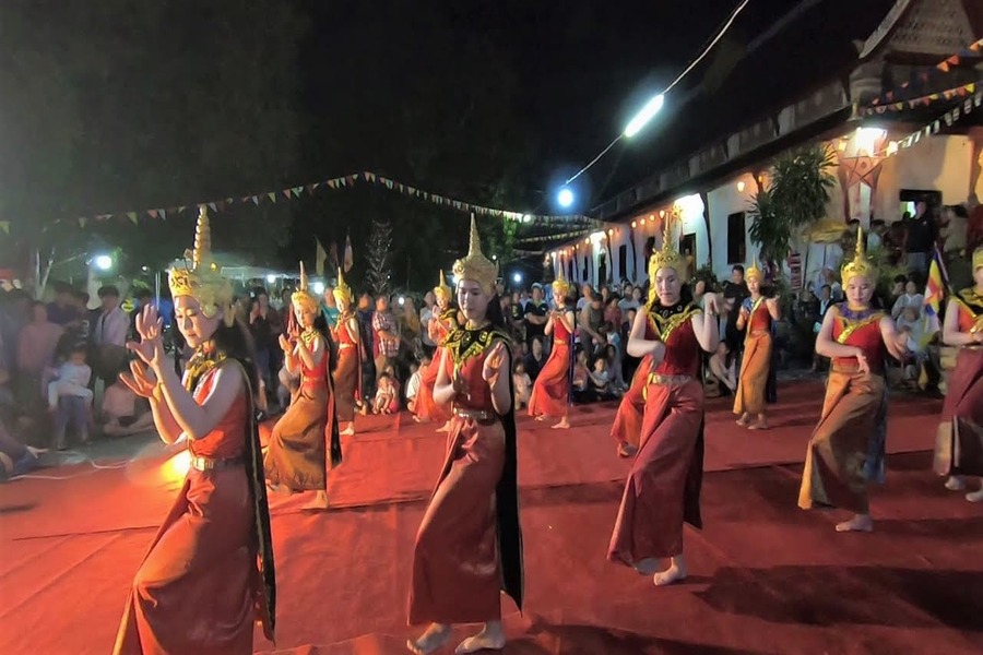 participate in Laos Traditional Dance during laos tours