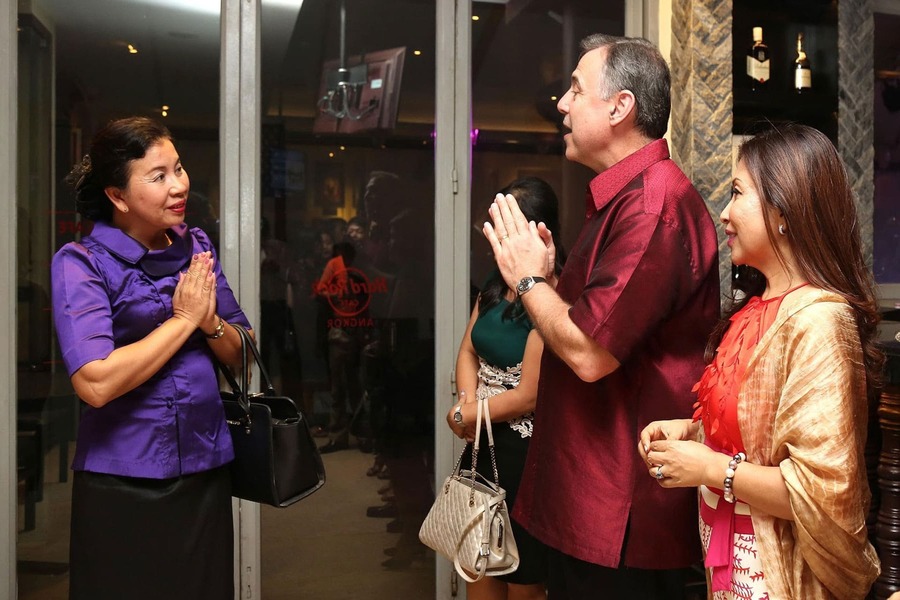 greeting Cambodia Etiquette