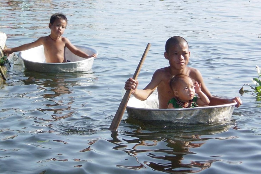 locals in Tonle Sap Lake