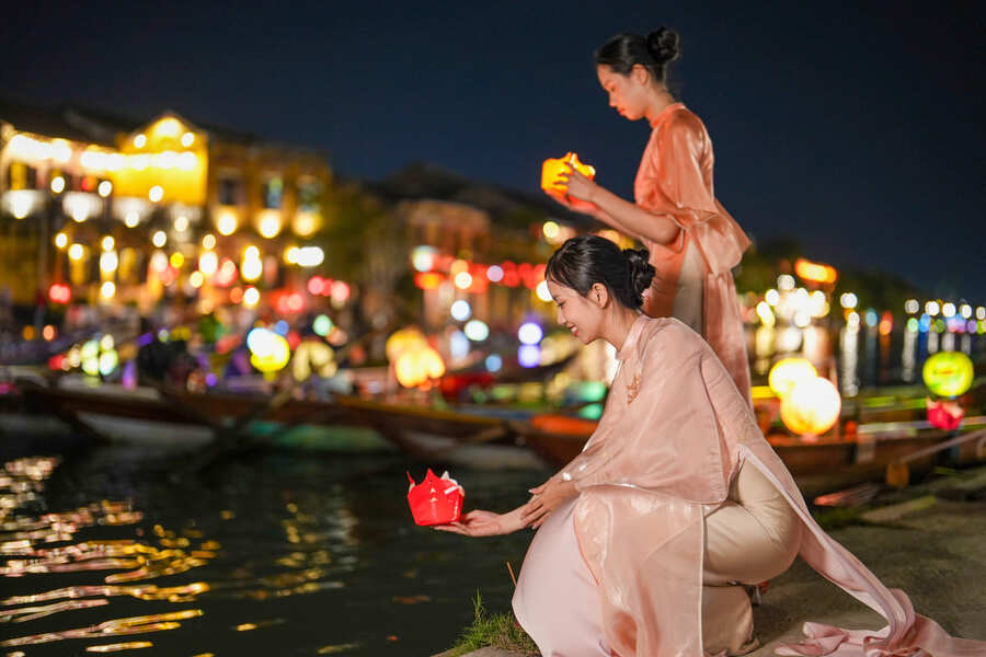 experience Hoi An Vietnam at night